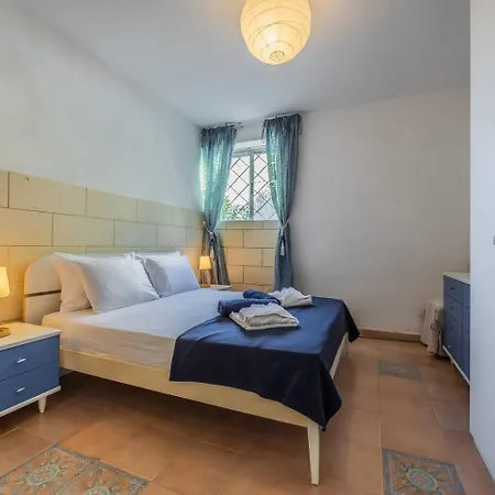 Dolmen Court - 2bed W Pool By Homely *