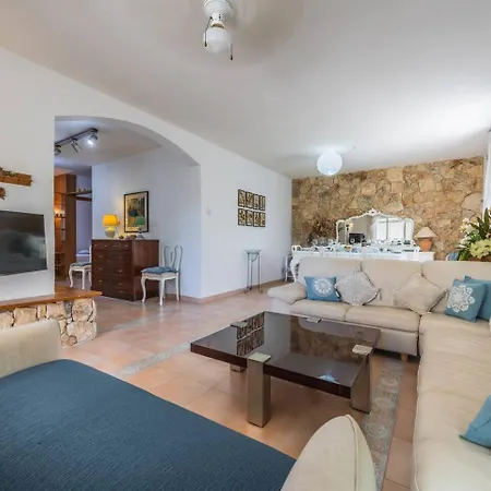 Dolmen Court - 2bed W Pool By Homely *