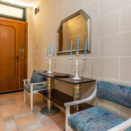 Dolmen Court - 2bed W Pool By Homely